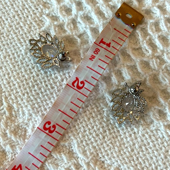 NWT Stunning Silver Diamond Cluster Stud Earrings - Picture 5 of 6